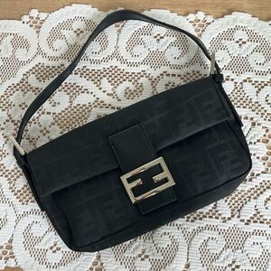 Fendi baguette shoulder bag in black